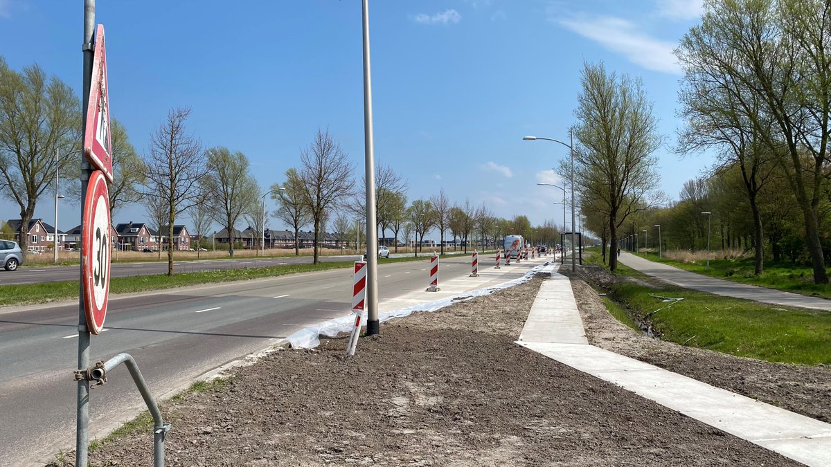 provfryslan's tweet photo. Ynwenners fan Blitsaerd en Camminghabuorren kinne fan 15 maaie ôf útstappe by de nije bushalte oan ‘e #N355 (krusing Anne Vondelingweg). Vanwege slecht weer kon de aannemer pas vorige week beton storten. De halte wordt daarom een week later dan gepland in gebruik genomen. https://t.co/9JIyFdQ4NO