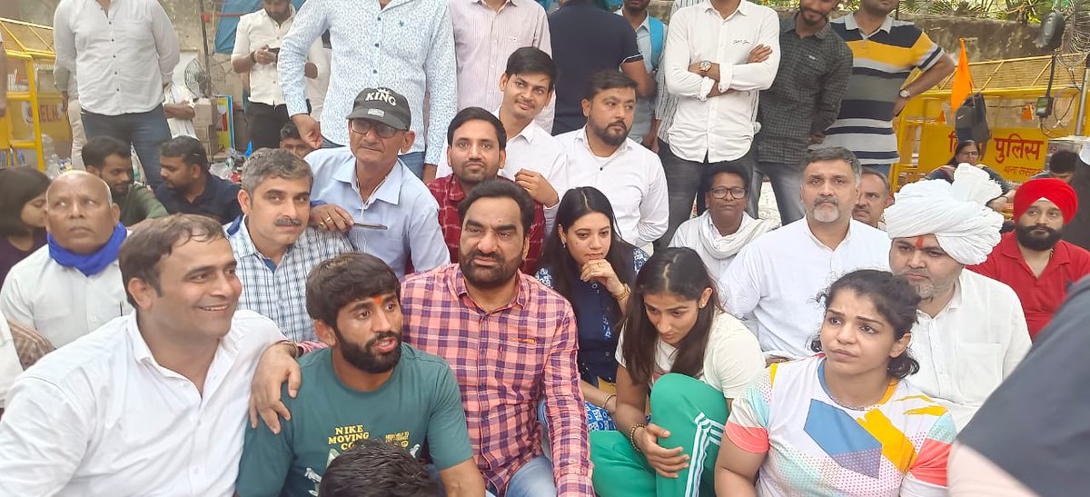 Ramjaat001's tweet photo. *कहां गए वो जाट महाकुंभ वाले नेता हनुमान बेनीवाल आज भी समाज के साथ खड़ा है*
#I_stand_with_champions
@hanumanbeniwal
@RLPINDIAorg https://t.co/Q3VkLA7lIQ