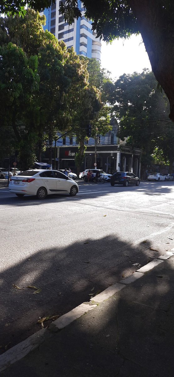 RafaelSBrigida's tweet photo. Semáforo apagado na Magalhães e 3 de maio! 2⁰ dia consecutivo @belemtransito @SeMOB_Bel https://t.co/UsjwkaHuKC