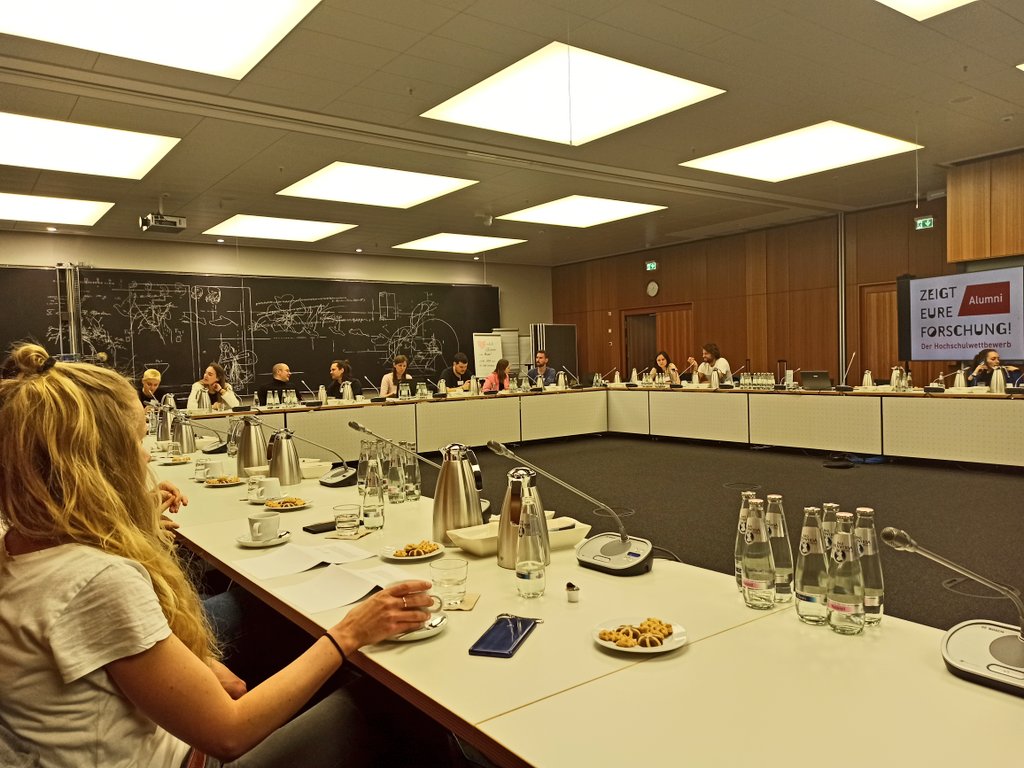 wissimdialog's tweet photo. Heute beginnt die Alumnikonferenz des Hochschulwettbewerbs. Wir freuen uns sehr, so viele Teilnehmer*innen des #HSW aus verschiedenen @w_jahr Jahrgängen wiederzusehen. 🥳 Danke für die Gastfreundschaft @bmbf_bund! https://t.co/3zlJ74goSs