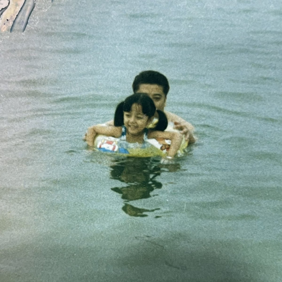 Joyful Children’s Day! In the spirit of marking the occasion, I present my childhood photographs, among which is an image of my younger self with my father ♡ Please show me yours!