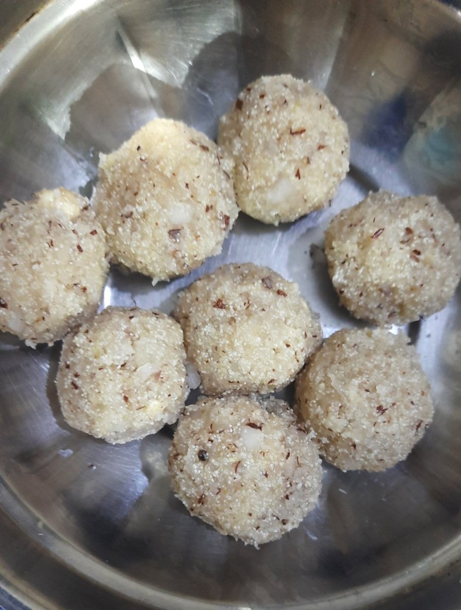 NamitaJaiHind's tweet photo. These ladoos that my cousin brought from Ahmedabad, followed by home made coconut ladoos. 
#DessertTwitter https://t.co/11kem5KbCI