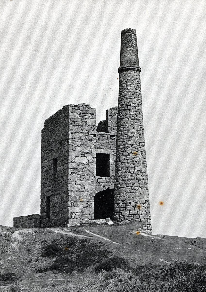 mavmaramis's tweet photo. From the family archive.
Ting Tang Mine engine house, Carharrack, Cornwall. Copper mine begun 1816, closed 1867. Photo: 1961. #TingTang #EngineHouse #Carharrac #Cornwall #mine #mining #copper #Industrial https://t.co/BIizgPN751