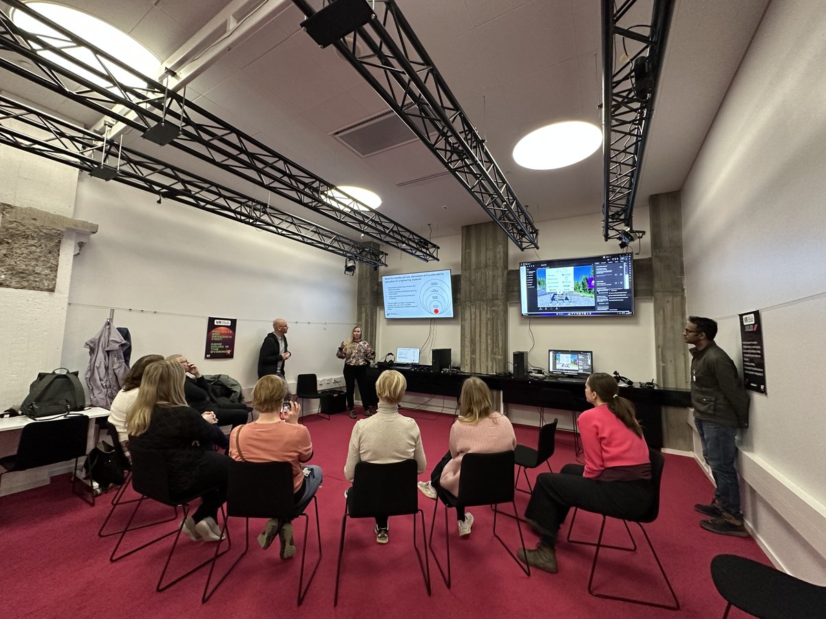 Olipa mukava viedä <a href="/Puistokatu4/">Puistokatu 4</a> tiedevintti -jengi ja <a href="/TAHsaatio/">TAH-säätiö</a> <a href="/VaresMinna/">Minna Vares</a> virtuaalivisiitille tuulivoimalaitokselle☺️Visiitillä hyödynnämme tekeillä olevan oppikirjan materiaaleja tavoitteena auttaa opiskelijoita hahmottamaan paremmin suuria energiahankkeita. 📷<a href="/Kalle_Kataila/">Kalle Kataila</a>