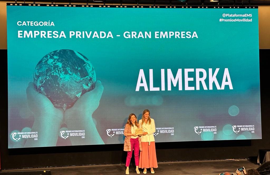 PlataformaEMS's tweet photo. Cat. Gran Empresa:
🏆 @alimerka, por su compromiso con la #movilidadsostenible que le ha llevado a tener la flota eléctrica más importante de España.
Entrega Sara Aagesen, SE de Energía @mitecogob, a Paula Díaz-Caneja, Resp. de #Medioambiente de #Alimerka.
#PremiosMovilidad https://t.co/2t7KK1vQdr