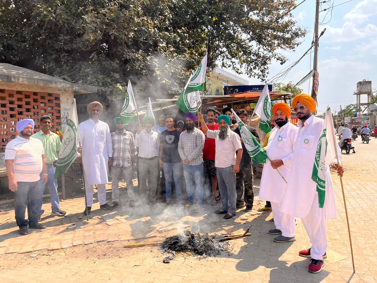 lehra1961's tweet photo. #justicforwrestlors
#SakshiMalik 
#BajrangPunia 
Effigies of Brij bhushan burnt in whole Punjab. In the photo, demonstration at village Saneta near Mohali https://t.co/DzZfDMDPLF
