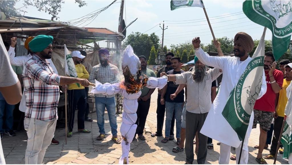 lehra1961's tweet photo. #justicforwrestlors
#SakshiMalik 
#BajrangPunia 
Effigies of Brij bhushan burnt in whole Punjab. In the photo, demonstration at village Saneta near Mohali https://t.co/DzZfDMDPLF
