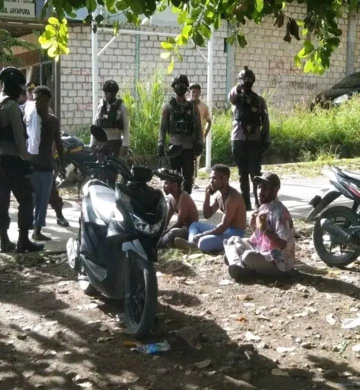 imermatuan's tweet photo. INFO URGENT !!! 
---------------------
Hari ini Jumat, 05 Mei 2023| Beberapa Pelajar STM di Sentani Papua, ditangkap dan diinterogasi ditengah jalan Hawai oleh Aparat Kepolisian. Hanya karena Mencoret baju seragam Dengan Gambar "Bintang Kejora" di hari kelulusannya.

hiduppelajar https://t.co/hefO4sCYQs
