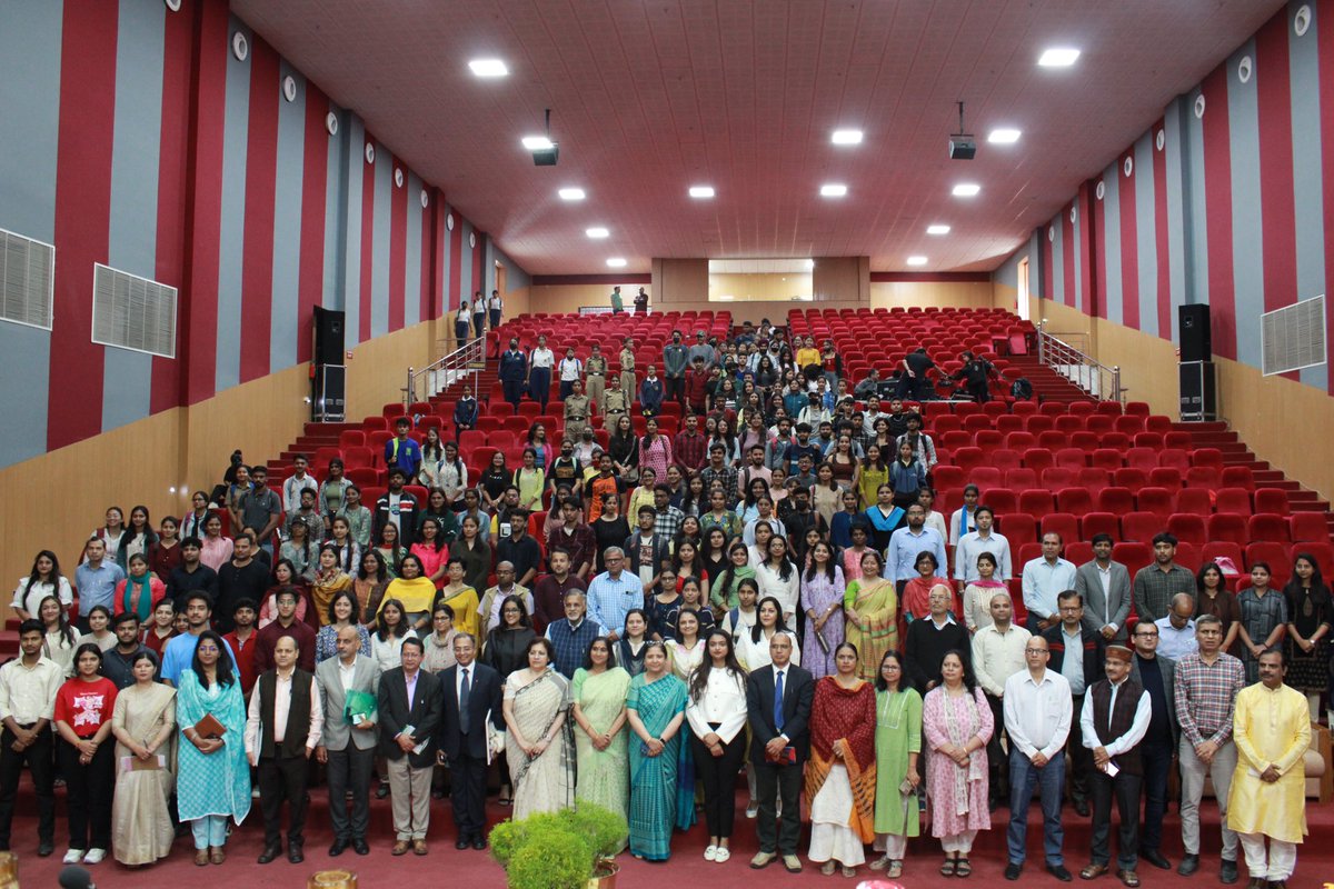niyathisingh's tweet photo. #G20UniversityConnect at @university_doon: Amb. Preeti Saran, Fmr. Secretary (East) @MEAIndia, @AlkaMittal_9 Fmr. Chairperson &amp; MD @ONGC_, @docmohitgupta, Prof. Cardiology, GB Pant &amp; @SurekhaDangwal, VC

@PMOIndia @amitabhk87 @harshvshringla @g20org @RIS_NewDelhi @Sachin_Chat https://t.co/uFnj05ivk3