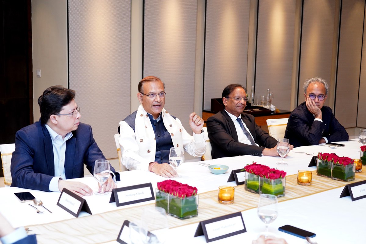 jayantsinha's tweet photo. Had an engaging conversation and a wonderful dinner this week, at @USISPForum, with Al Kelly, Executive Chair of Visa Inc.

We discussed ways to strengthen 🇮🇳-🇺🇸 partnership and the success of the UPI revolution in India that has advanced our digital payment system. https://t.co/5RgBqba1Tn