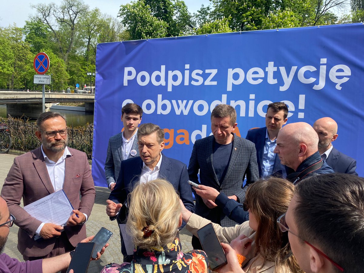 mswitczak's tweet photo. Od 8 lat PiS nie zrealizował inwestycji zapisanej w rządowych planach. Dlatego rozpoczęliśmy akcję społeczną na rzecz budowy obwodnicy Kalisza i szybkiego połączenia Kalisza oraz Ostrowa Wielkopolskiego z autostradą A2. Trwa zbiórka podpisów. #DrogaDoA2 #podpiszpetycję https://t.co/cTg7OP2o23
