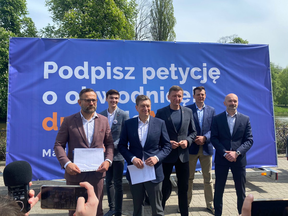 mswitczak's tweet photo. Od 8 lat PiS nie zrealizował inwestycji zapisanej w rządowych planach. Dlatego rozpoczęliśmy akcję społeczną na rzecz budowy obwodnicy Kalisza i szybkiego połączenia Kalisza oraz Ostrowa Wielkopolskiego z autostradą A2. Trwa zbiórka podpisów. #DrogaDoA2 #podpiszpetycję https://t.co/cTg7OP2o23