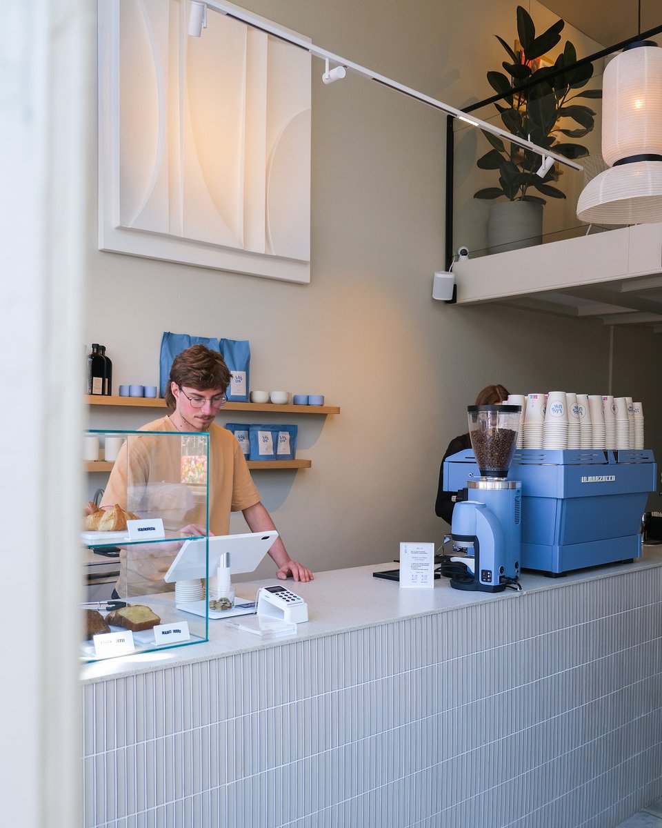 mustvisits's tweet photo. Luuk’s Coffee in #Amsterdam. Goede #koffie, vriendelijk personeel en een fijne selectie aan lekkers voor bij je bakkie. De vestiging die wij bezochten is niet heel groot, veel mensen halen hier dan ook hun koffie to-go. 🚶‍♂️☕️ https://t.co/U1YG9Y6yKd