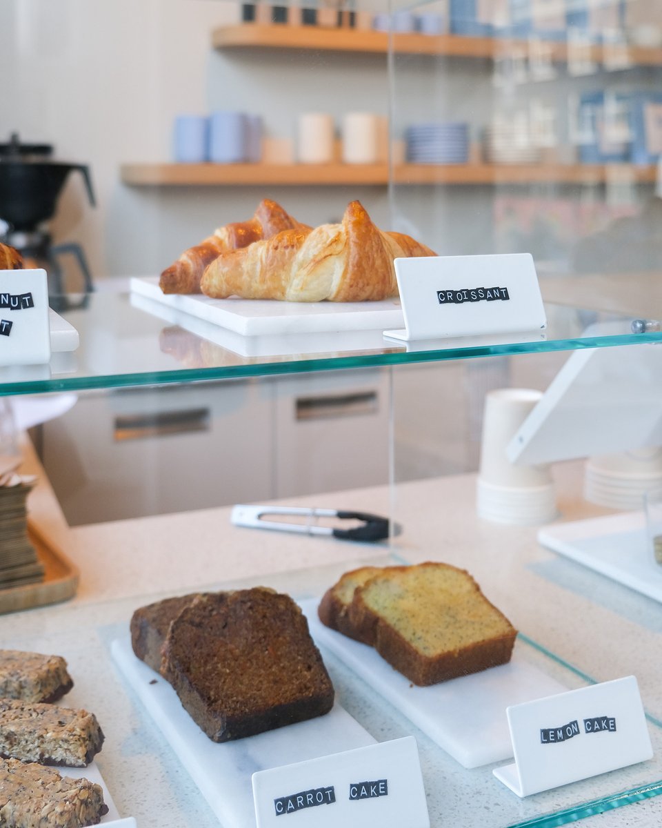 Luuk’s Coffee in #Amsterdam. Goede #koffie, vriendelijk personeel en een fijne selectie aan lekkers voor bij je bakkie. De vestiging die wij bezochten is niet heel groot, veel mensen halen hier dan ook hun koffie to-go. 🚶‍♂️☕️