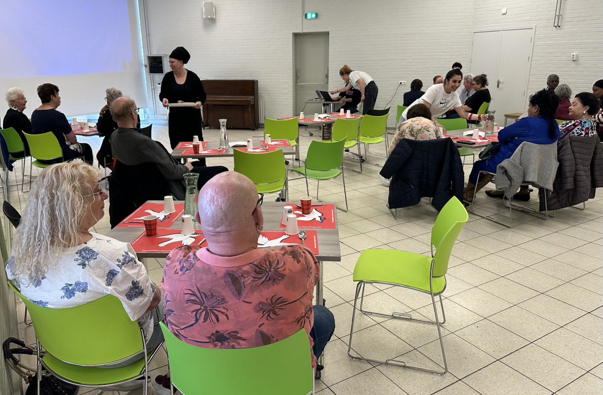 StichtingBurge1's tweet photo. Vandaag 5 mei 2023 hebben onze vrijwilligers deelgenomen en geholpen bij organisatie van vrijheidsmaaltijd bij Huis van de Wijk Aker met deelname van veel buurtbewoners. Een bijeenkomst met mooie dialogen over wat vrijheid betekent voor ons

#4en5mei 
#kunstvanhetsamenleven

⁦ https://t.co/dlwW6khhA9