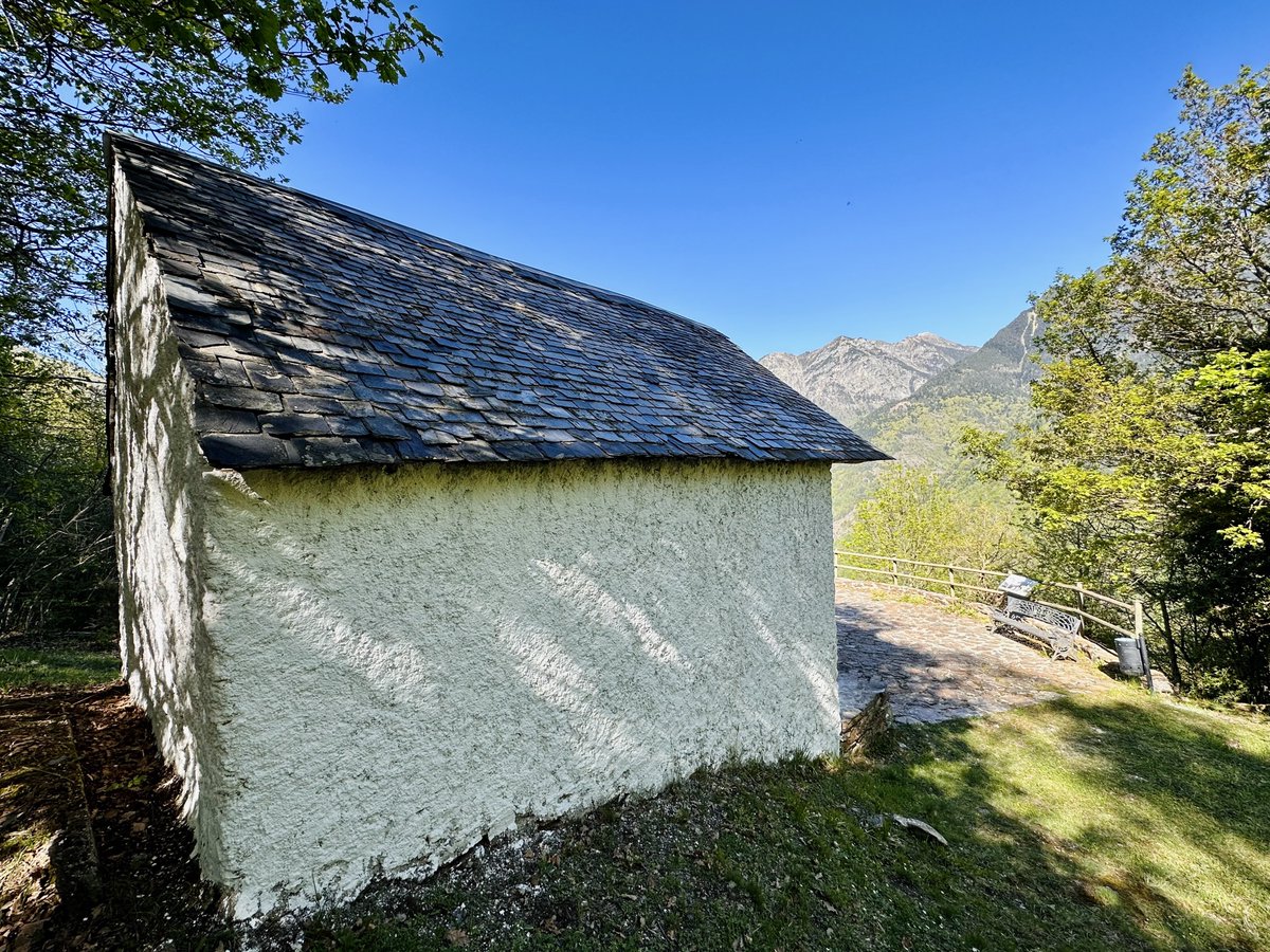 💒 Er Ajuntament de Bossòst ven d’executar ua actuacion de melhora dera ermita de Sant Antòni, en tot retetar eth losat, pintar es parets e resòlver es umitats deth solèr e lateraus.