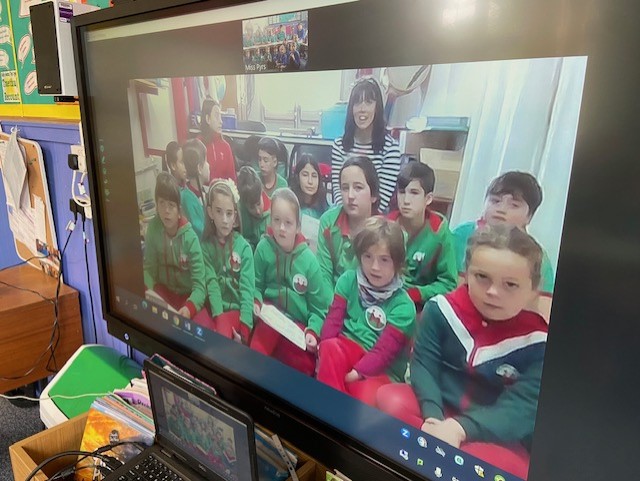 ysgolcapelgarmn's tweet photo. Profiad gwych ddoe yn sgwrsio gyda plant Ysgol y Gaiman ac Elliw Carreg Lleon.  Braf oedd cael holi cwestiynau iddynt am yr Ariannin a hwythau yn awyddus iawn i gael gwybod am Gymru.
#ywladfa #ysgolgymraegygaiman #patagonia https://t.co/hxkZ1cTuqx