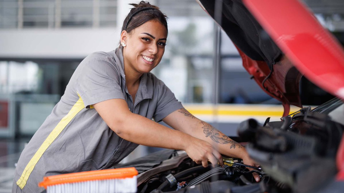 Motor1Argentina's tweet photo. 🔹Renault inauguró en São Paulo (Brasil) un concesionario atendido 100% por mujeres. Desde el salón, el taller y la administración, sólo trabajan mujeres.
🔹¿Cuáles son las ventajas y desventajas de esta modalidad? Te leemos en los comentarios. 
🔹Más: https://t.co/pR8r7ZwAqL https://t.co/gbmEByML8m