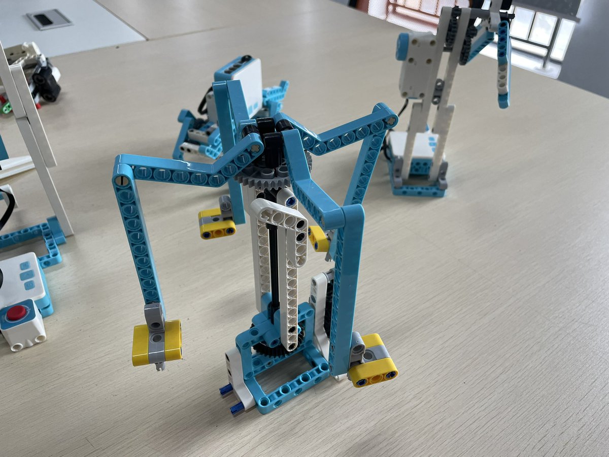 zmrobot's tweet image. Alpha set A kit, suitable for 5+ kids start to code.
#Robotforkids #education #kids #robot #STEM #program #building