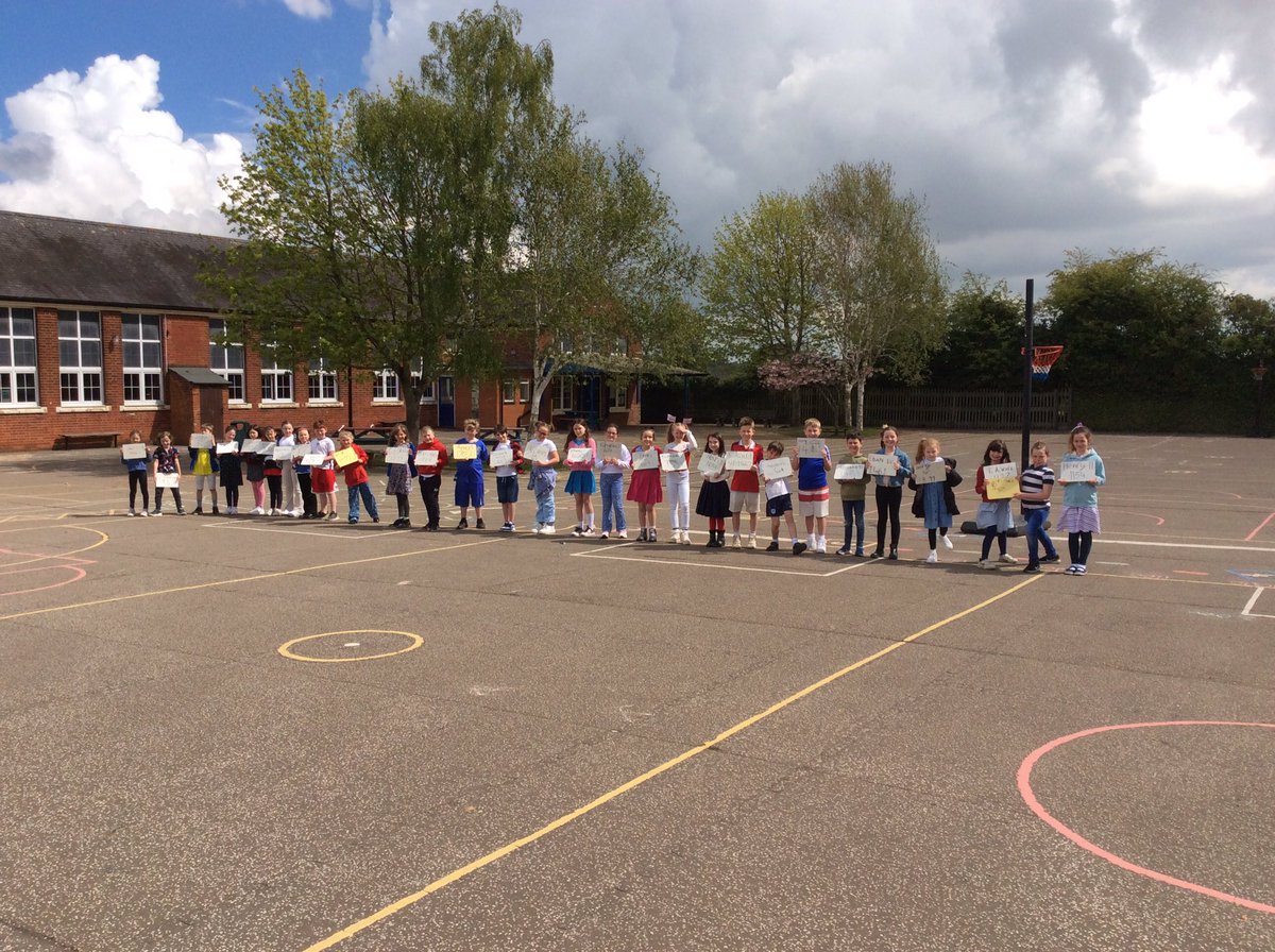 astley_primary4's tweet image. Coronation timeline activity in maths this morning. Making the most of the ☀️ #comparing #ordering #graphs #MathsisACE @Astley_Primary