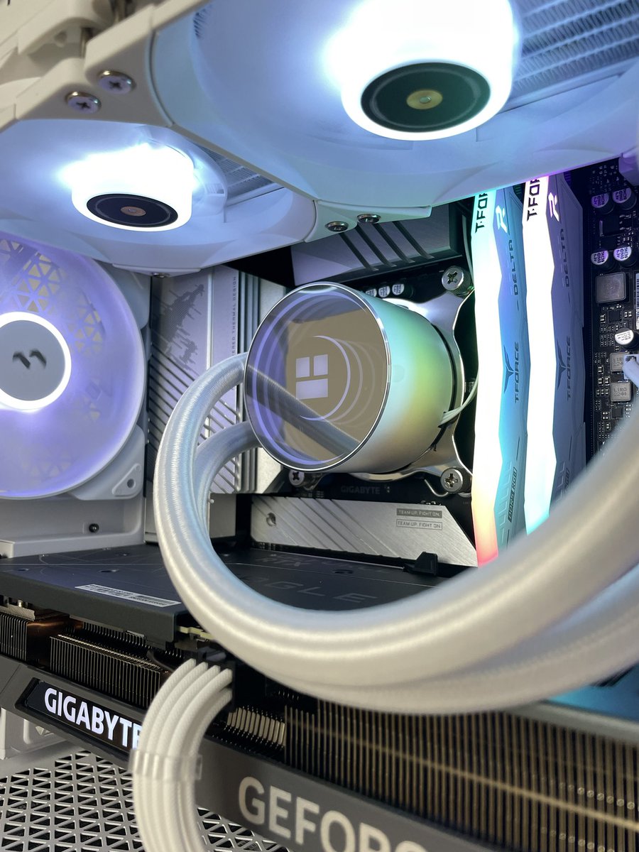 We are restocking our ready to ship RTX 4070 Gaming PC’s! This is our updated AES Glacier, with the Intel i5 13400F/32gb DDR5 and RTX 4070 inside the Fractal Pop Air Mini. aestechgaming.com/product-page/a…