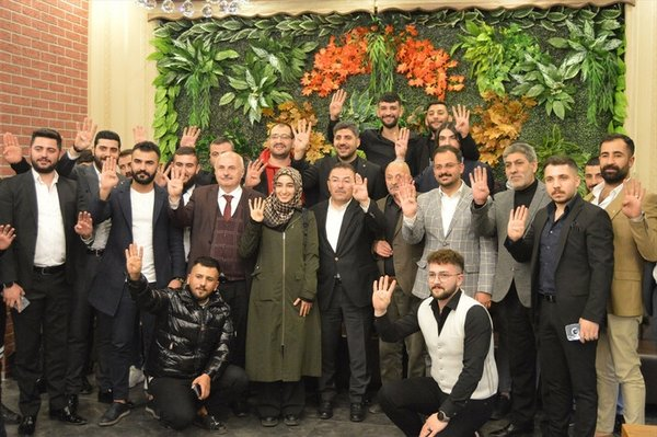 gundem7x24's tweet photo. Erzurum'da, Gelecek Partisinden istifa ederek AK Parti'ye katılan 300 kişiye rozetleri takıldı.

 Gelecek Partisinden istifa eden Gençlik Kolları Başkanı Muhammet Fırat Kırbaç ile üyelerin bulunduğu 300 kişinin AK Parti'ye katılımı nedeniyle program düzenlendi. https://t.co/sKzNd6vTkK