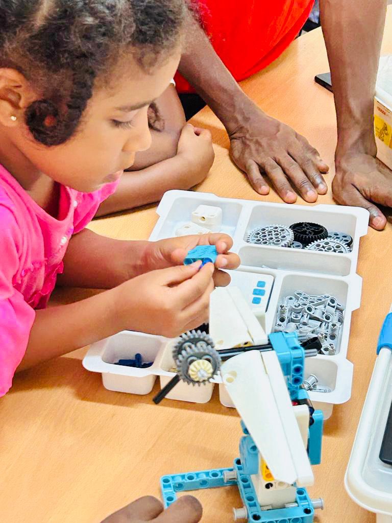 amychan301's tweet image. Alpha set A kit, suitable for 5+ kids start to code.
#Robotforkids #education #kids #robot #STEM #program #building