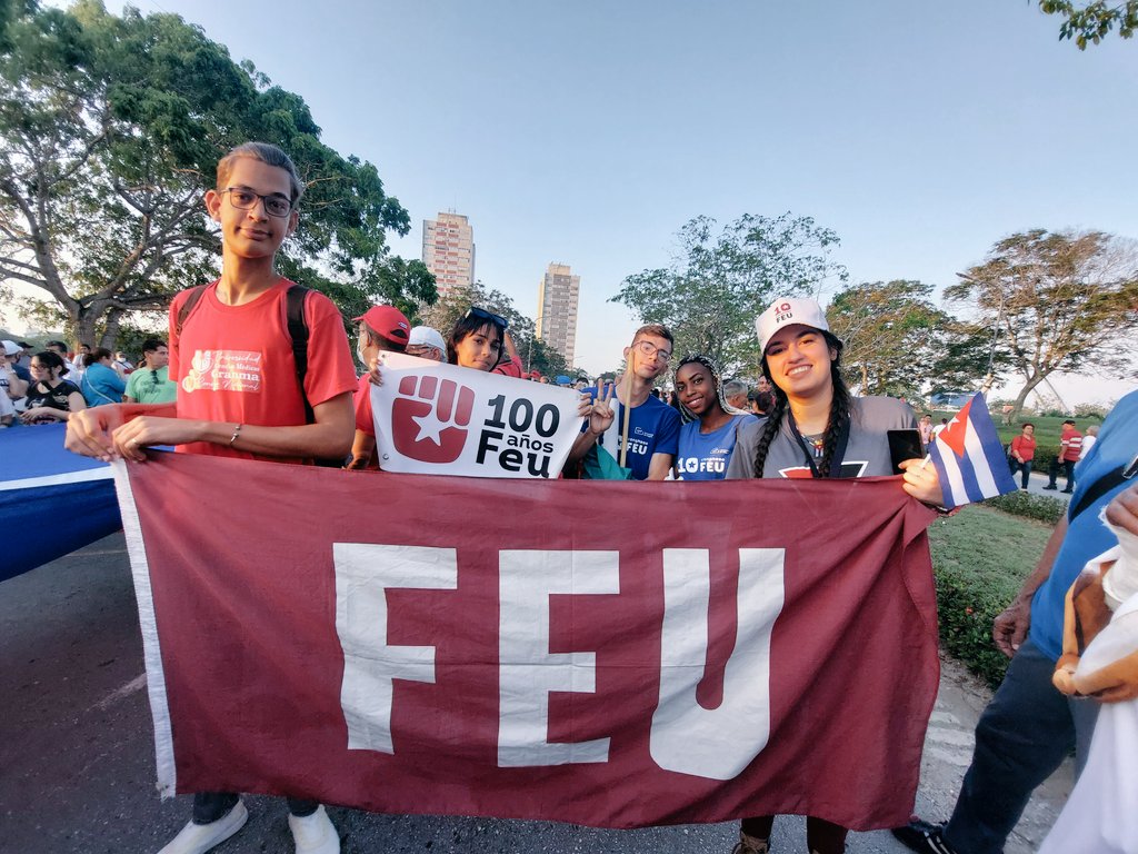 La #FEUdelaUHo desfila junto al pueblo holguinero, en el #DiaDelTrabajador #1Mayo #ALaPatriaManosYCorazón