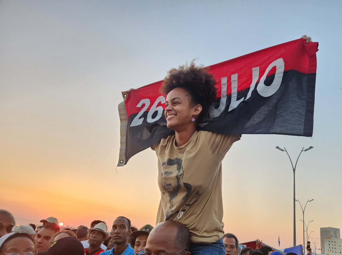 Hoy mi deber era
cantarle a la patria
alzar la bandera
sumarme a la plaza.
Y creo que acaso
al fin lo he logrado
soñando tu abrazo
volando a tu lado.
📷 <a href="/Yojanacuba/">Yojana</a> 
✍️ Silvio Rodríguez
#ALaPatriaManosYCorazón