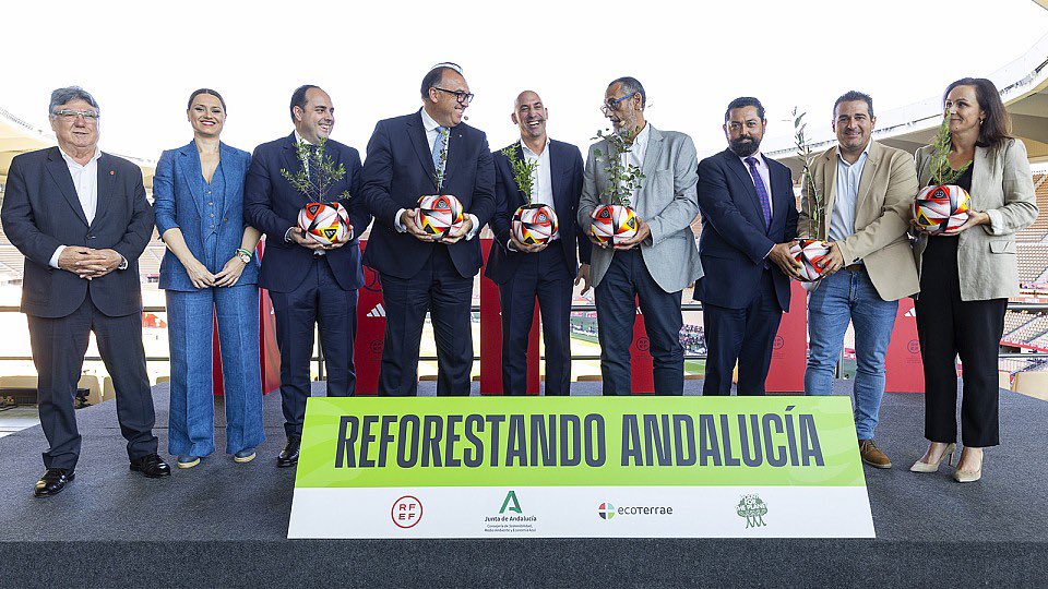 MedioAmbAND's tweet photo. La @rfef y la @AndaluciaJunta, unidas por la sostenibilidad. ♻️🤝

🛍️Se repartirán bolsas para residuos.

💨Se medirá la huella de carbono.

🌲Se reforestará Andalucía 😍 con @PlanetSpain.

🔗 https://t.co/PTiwXIl35W https://t.co/K2TJSEllLK