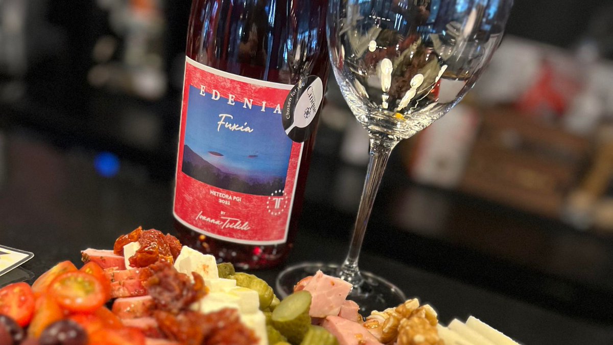 New entry on Cinque's wine list.
Allow us to introduce you to the Limniona, an indigenous grape variety, from Thessaly and the land of Meteora. An unfiltered expression of this variety with a very unique character, fruity and elegant with velvety tannins. You will love it!