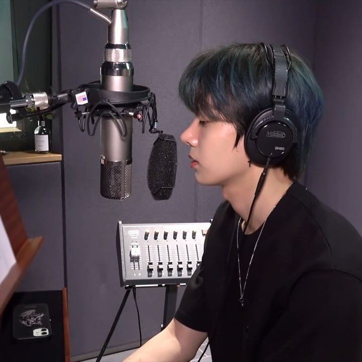 akvm4x's tweet photo. short #heesun au wherein singer/songwriter, heeseung, replied to a stress college student, sunoo. https://t.co/MgfJRhXgt4