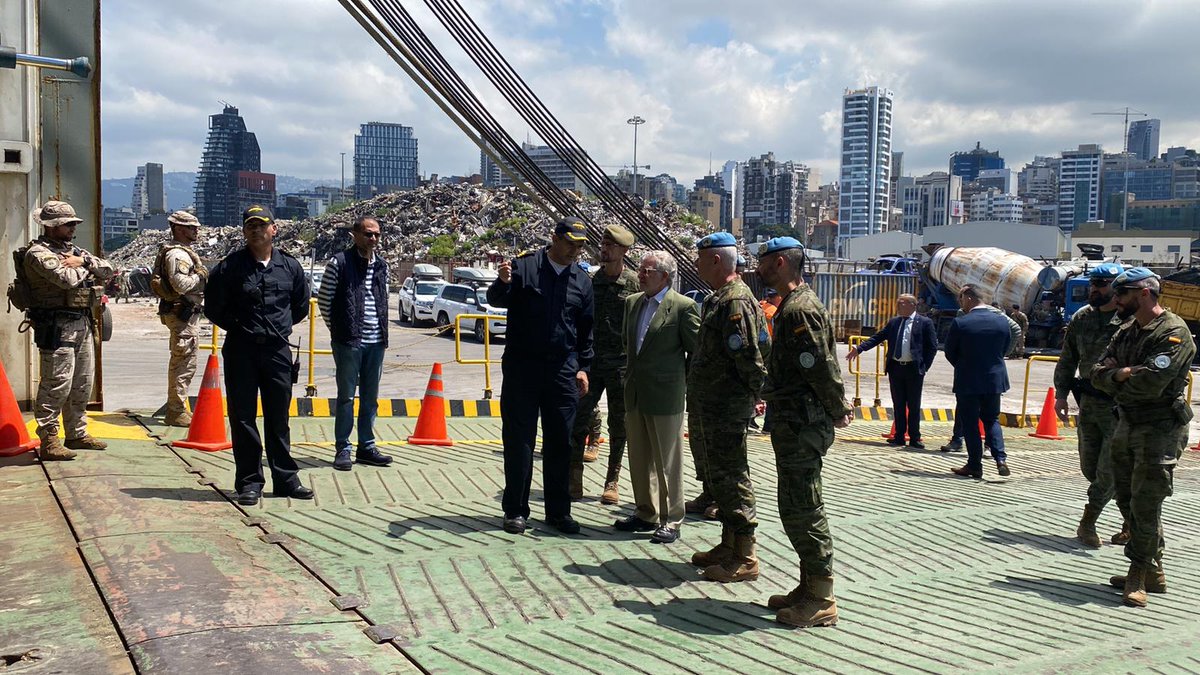 El BTL #Ysabel descarga el material para el sostenimiento de la operación <a href="/UNIFIL_/">UNIFIL</a> en Beirut🇱🇧.
Durante las operaciones de carga, el Embajador de España en Líbano y el General Jefe de BRILIB visitaron el buque para conocer sus capacidades.
<a href="/EjercitoTierra/">Ejército de Tierra 🇪🇸</a>
<a href="/Armada_esp/">Armada</a>
#MOPS