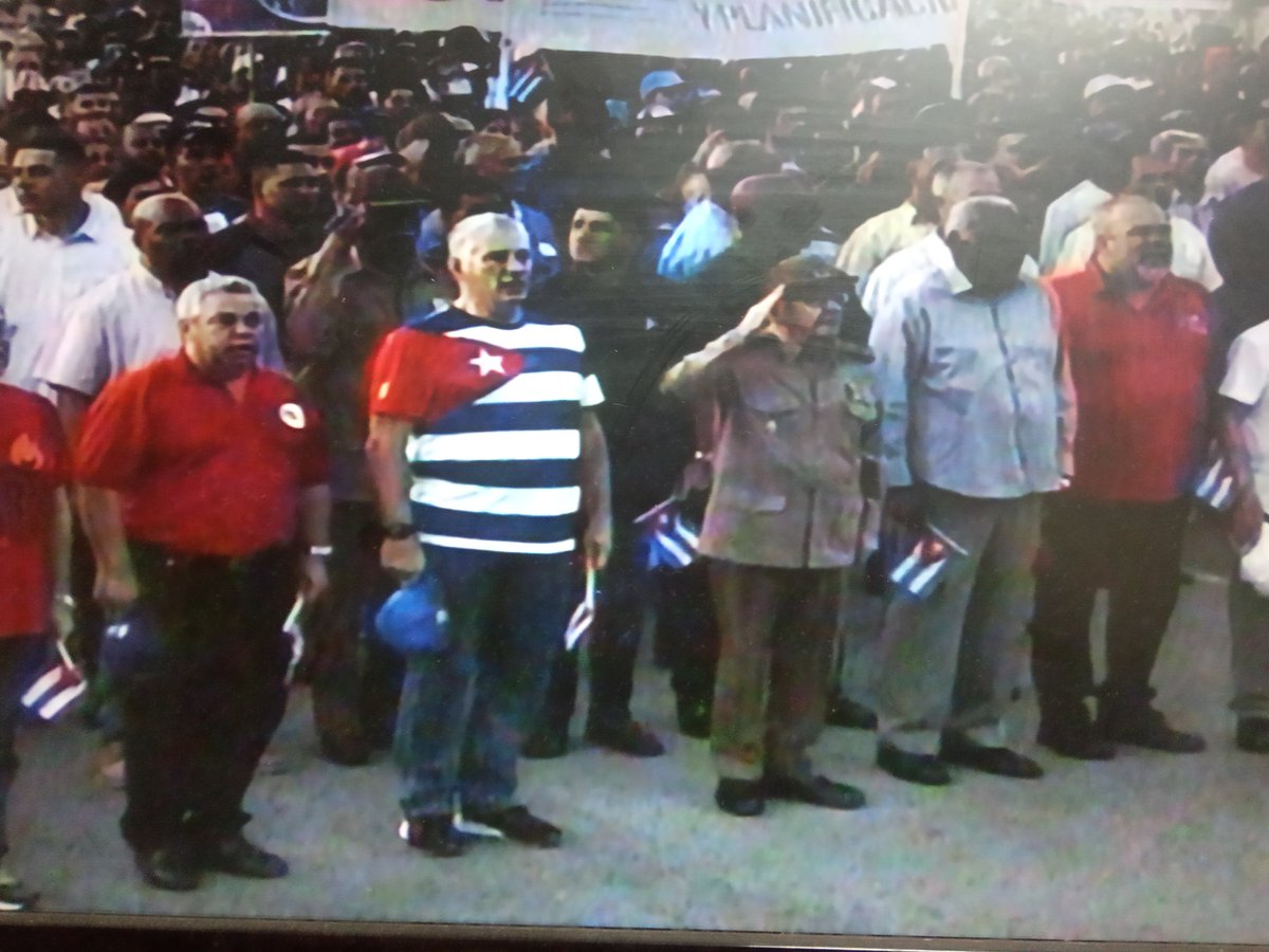 #ALaPatriaManosYCorazón , ahí están ellos, ahí está Fidel, ahí estamos TODOS , esta es #Cuba
