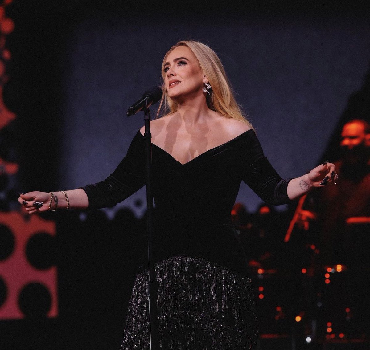 adeleonly25's tweet image. Happy Birthday @Adele!! I love you I hope you have an amazing day! 💚💚💚💚