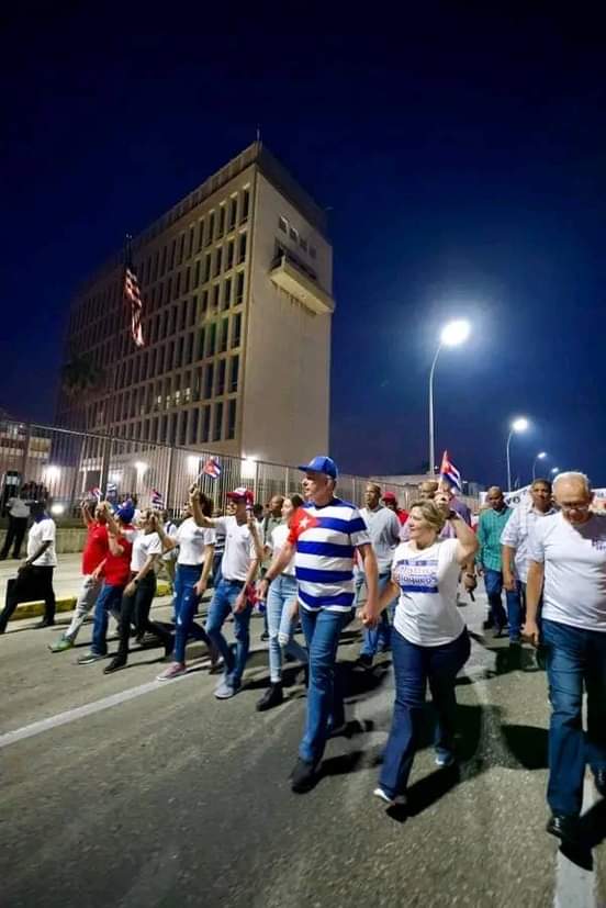 #ACubaManosYCorazon <a href="/USEmbCuba/">Embajada de los Estados Unidos en Cuba</a> :aprecia mi bandera y apártate. Vivan los trabajadores. <a href="/CubAlejandrita/">Alejandrita</a> <a href="/Marisel25887451/">Marisely</a> <a href="/adrianabc967/">Adriana Betancourt Castillo</a>