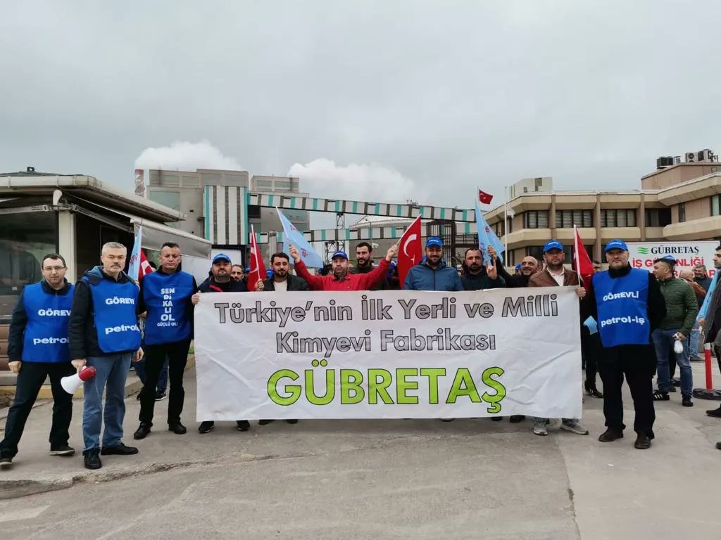 petroliskocaeli's tweet photo. Gübretaş işyerimizde mücadele devam ediyor.Bu sabah vardiya teslim öncesi üyelerimiz bir kez daha işverene  taleplerini duyurmak için uyarıda bulundular. https://t.co/dOXQR81bBM