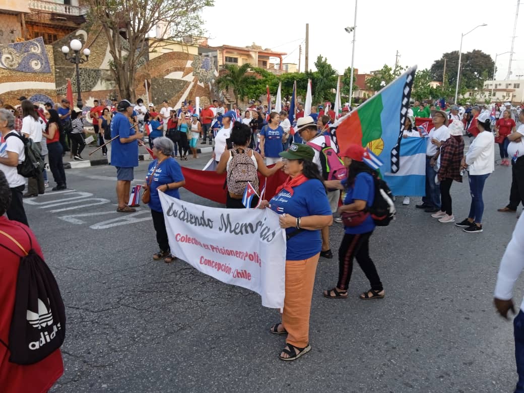 siempreconcuba's tweet photo. Brigada Internacional 1ro de Mayo previo al desfile con el pueblo de Sancti Spiritus
#ALaPatriaManosYCorazón 
#Brigada1Mayo #Cuba https://t.co/GbOHQn90Dr