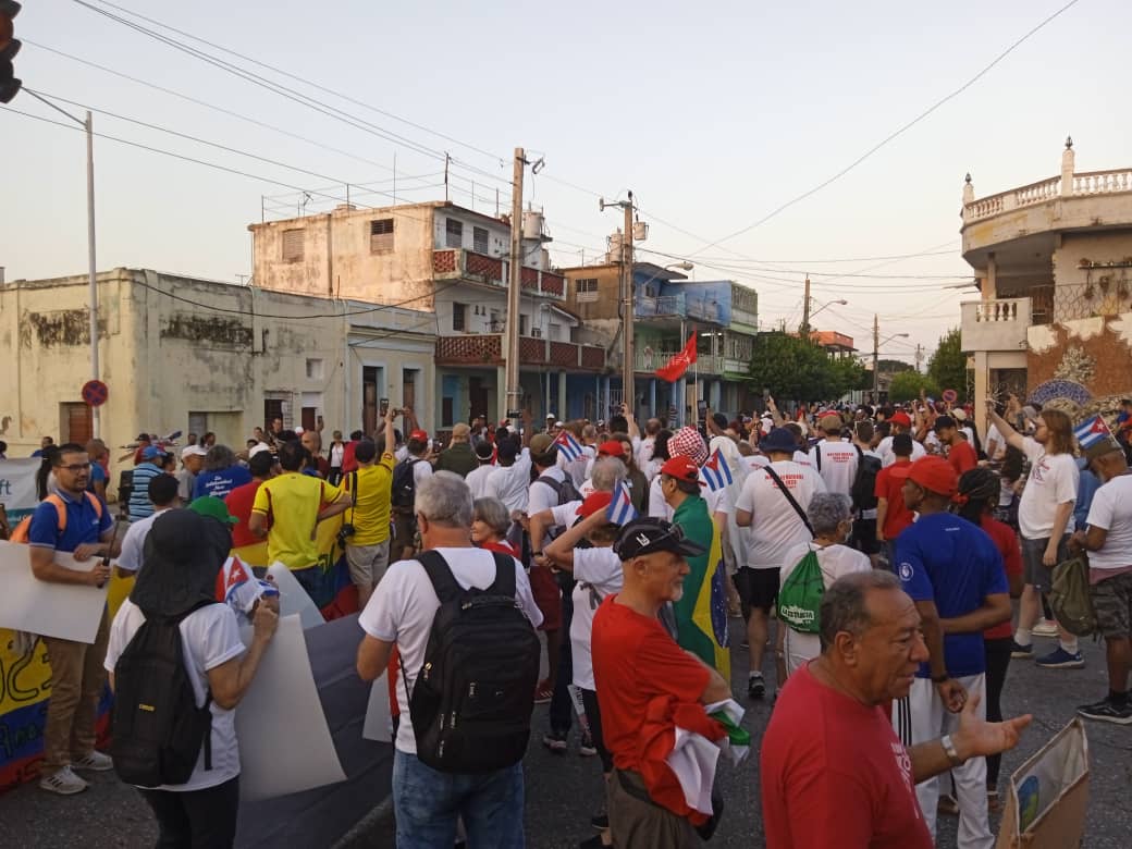 siempreconcuba's tweet photo. Brigada Internacional 1ro de Mayo previo al desfile con el pueblo de Sancti Spiritus
#ALaPatriaManosYCorazón 
#Brigada1Mayo #Cuba https://t.co/GbOHQn90Dr