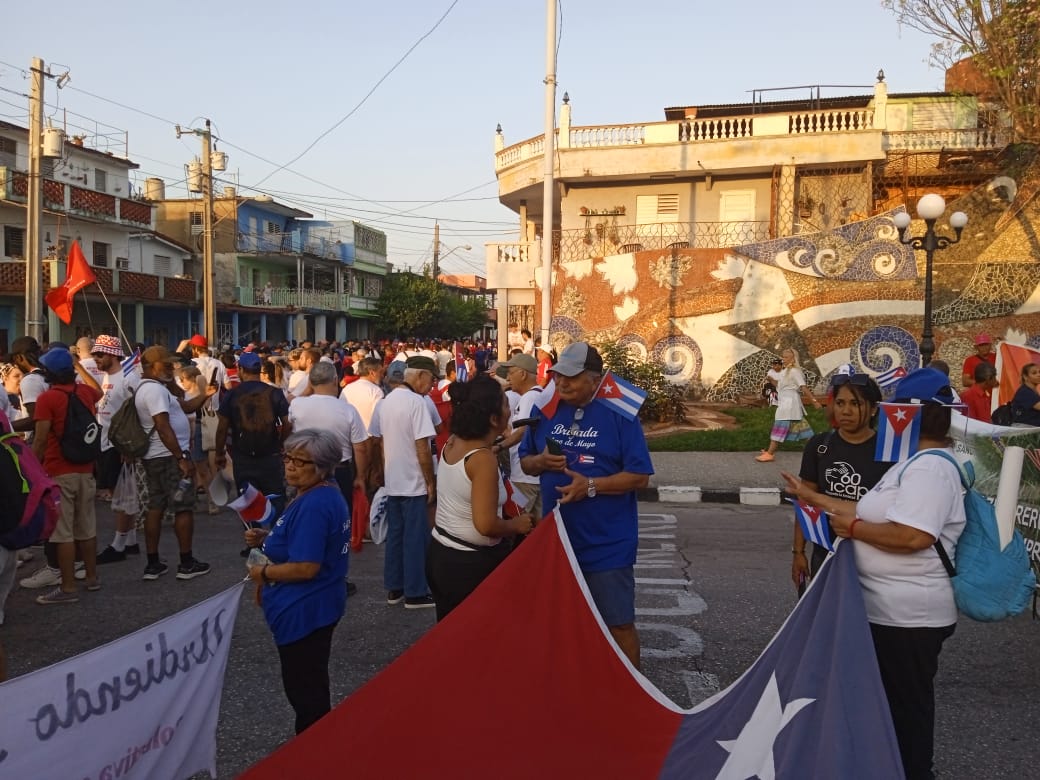 Brigada Internacional 1ro de Mayo previo al desfile con el pueblo de Sancti Spiritus #ALaPatriaManosYCorazón #Brigada1Mayo #Cuba