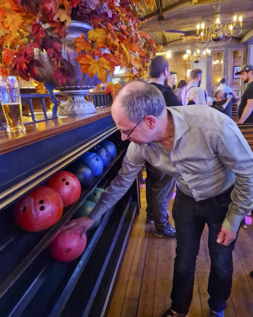 RoboFlexRobotic's tweet image. Gefeliciteerd aan collega Erik met zijn 12,5-jarig jubileum bij Roboflex! Het team vierde het met een bowlingavond en een drankje. Erik, bedankt voor je harde werk en we proosten op nog vele jaren! 🎉🎳🍻
#jubileum #collega #feest #bowling #drankje #toekomst #roboflex