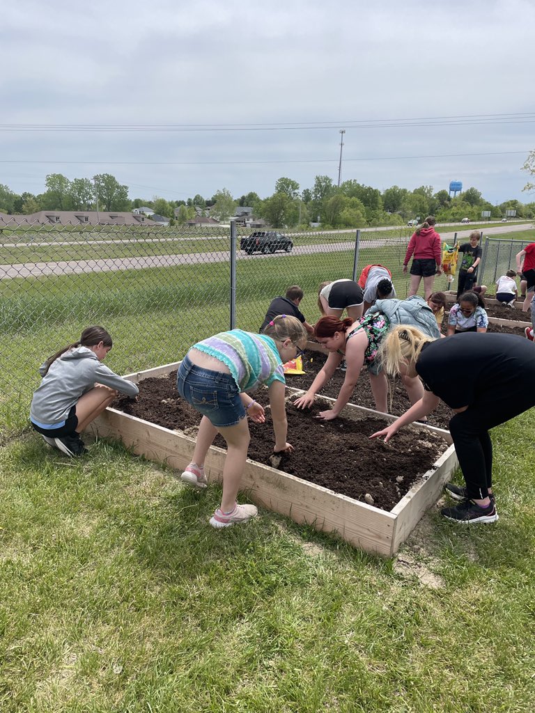 North_Tweets's tweet image. Students helped Mrs. Stockman and Gravity with planting the raised beds today. 
#Proud2BNorthies #JCSchoolsChampions #WeAreElementary