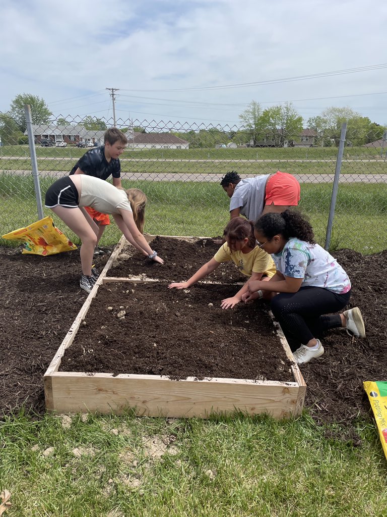 North_Tweets's tweet image. Students helped Mrs. Stockman and Gravity with planting the raised beds today. 
#Proud2BNorthies #JCSchoolsChampions #WeAreElementary