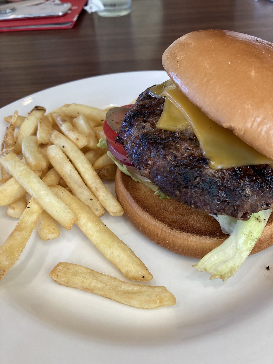 と、東京で
おしゃれなばーがーをたべつつ
仲間たちと語らったので

今日は興奮して寝れないと思う

ありがとうみなさま https://t.co/GDuMn0Xn6D