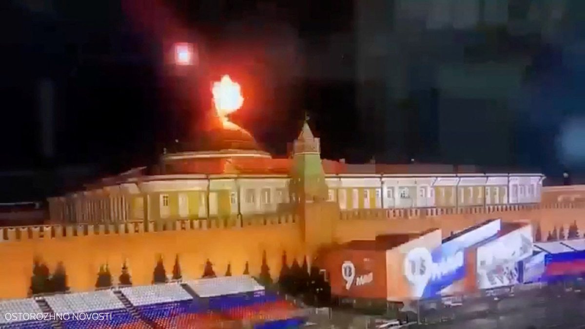 seereport's tweet photo. #Russia accused #Ukraine of attacking the #Kremlin with #drones overnight in a failed attempt to kill President #VladimirPutin 
#KremlinAttack #KremlinStrike #KremlinDroneAttack #RussiaUkraineWar #UkraineWar #UkraineRussiaWar️ https://t.co/aEwHWYtMTK