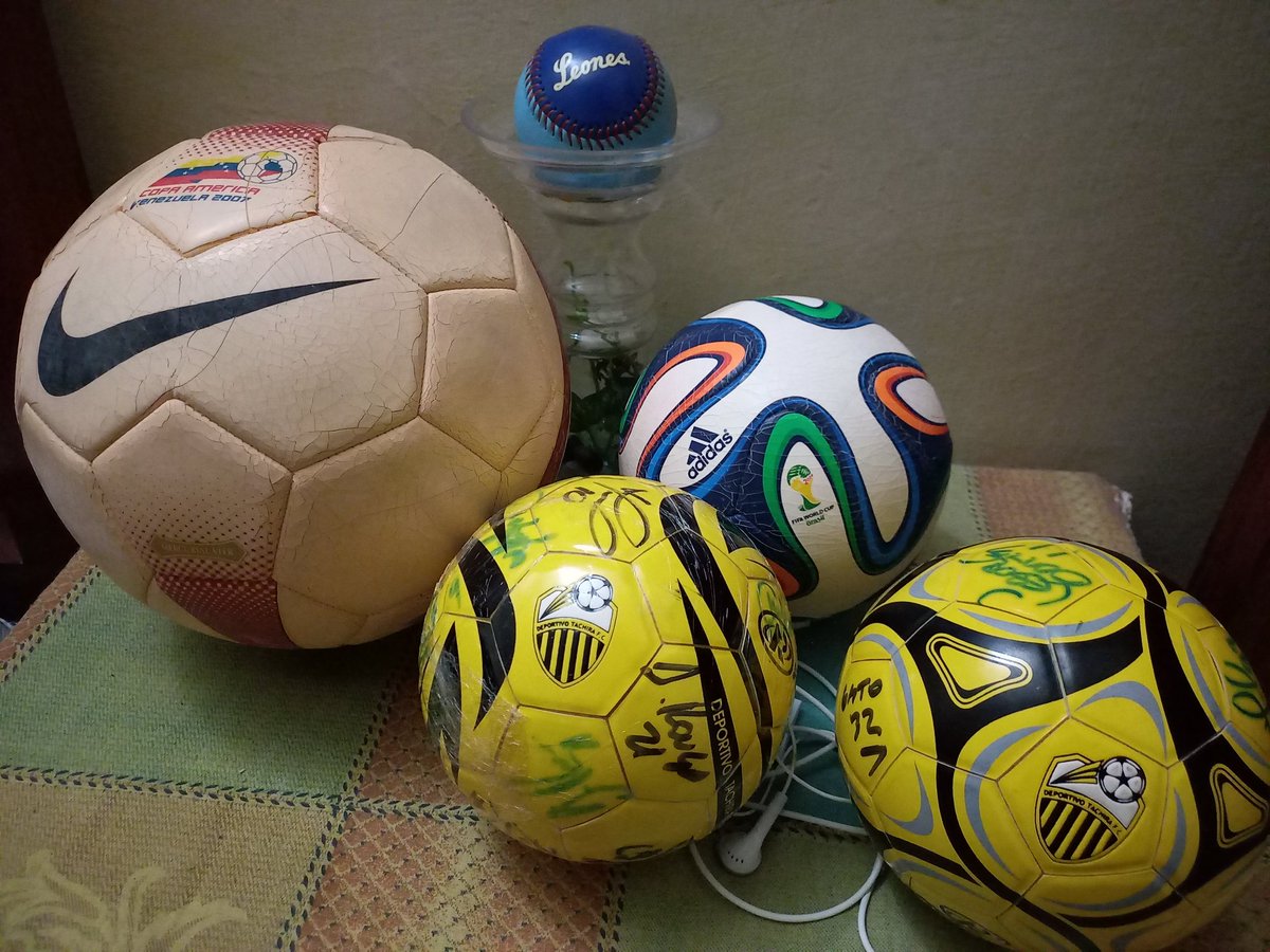 JJHR_11's tweet photo. #Colección | #Fútbol | #CopaAmerica2007
#DeportivoTachira
Balón oficial Copa América autografiado por la plantilla del Prof. Richard Paéz @PaezDt #Venezuela
Balones de colección Deportivo Táchira https://t.co/NV5Cf2mOQU