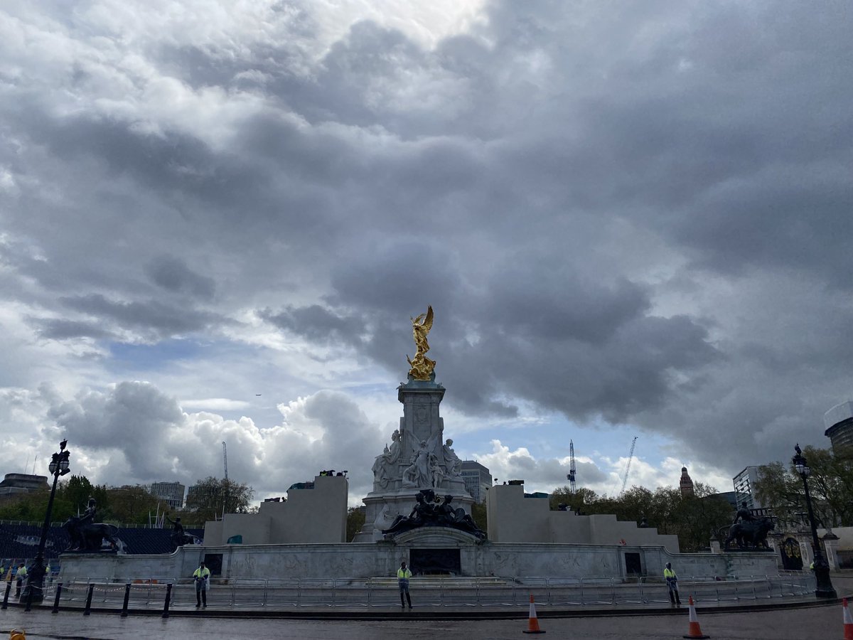 PetrocTrelawny's tweet image. extraordinary skies over London as the world’s media gather to cover the Coronation. I’ll be providing accessible commentary on the whole day from 0900 tmr #BBCRedButton @bbciplayer with ⁦@LincolnJopp⁩ joining to provide military expertise.