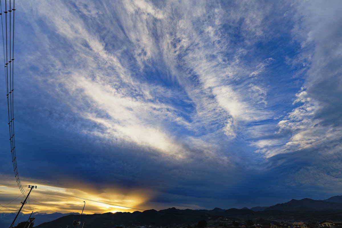 実家から眺めた夕暮れ空(*´꒳`*)もう真夏みたいな気温で空も色んな雲が出ていたにゃあ♪ #