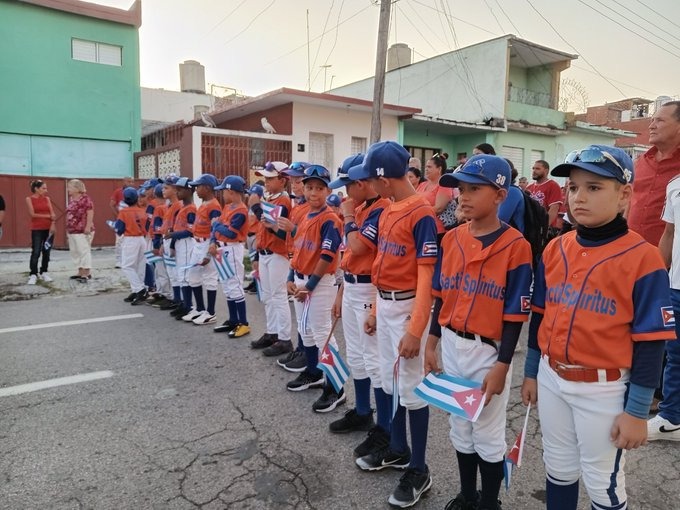 Port3Network___'s tweet photo. Múltiples iniciativas le dan color al desfile por el #DíaInternacionalDelProletariado en #SanctiSpíritus, reporta nuestra corresponsal @LisyGg 
#ALaPatriaManosYCorazón https://t.co/bOPijGC7F4