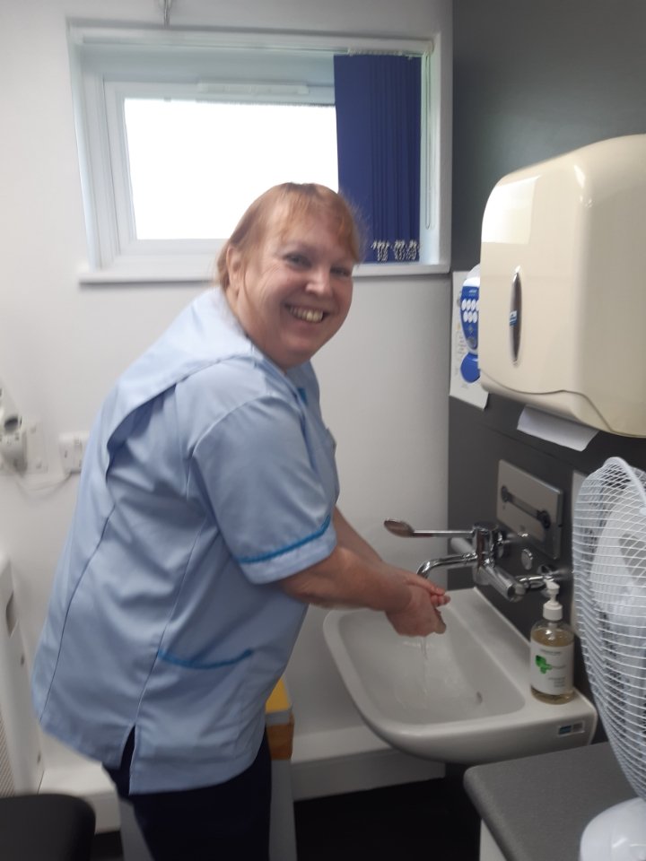 Happy World Hand Hygiene Day with our wonderful Mel demonstrating perfect hand wash technique at UHB Selly Oak Health Centre @UHBcommunity @sarahjo51770801 @NadeenProverbs @uhbipc